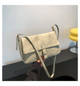 Vue détaillée du sac bandoulière vintage vert clair avec texture mate et boucle en métal