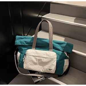 Dettaglio della borsa da viaggio verde acqua con coulisse e trama in nylon resistente