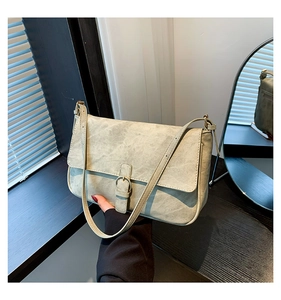 Détail du sac à bandoulière vintage vert clair mat avec cuir texturé et boucle métallique