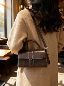 Borsa a tracolla retrò marrone scuro in pelle con fibbia dorata e manico superiore