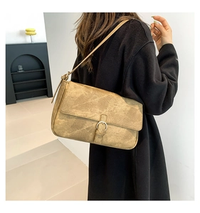 Vue détaillée du sac bandoulière rétro kaki avec boucle en métal et sangle réglable