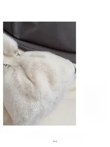 Gros plan du sac seau en peluche blanche avec fermoir mousqueton en métal argenté