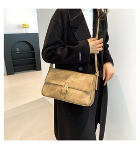Vue détaillée du sac à bandoulière marron rétro avec texture daim mate et boucle ardillon