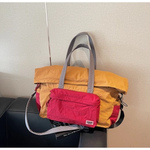 Dettaglio della borsa da viaggio multifunzionale con tracolle e tessuto nylon bicolore
