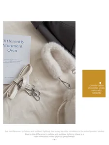 Détail de la poignée en fausse fourrure blanche et de la bandoulière en cuir pour ce sac