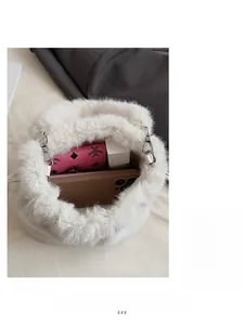 Vue de dessus du sac seau en peluche montrant l'espace intérieur avec téléphone