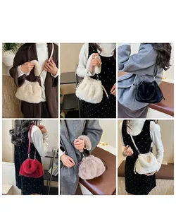 Vue en grille de sacs seaux en peluche aux couleurs d'hiver avec de la fausse fourrure douce