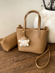 Minimalist Lychee Pattern PU Leather Bucket Bag For Women Retro Sophisticated Handbag With Plush Monster Charm Small Tote Bag
