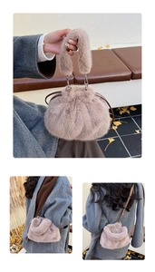 Détail d'un sac seau en peluche rose avec cordon de serrage et anneaux en métal argenté