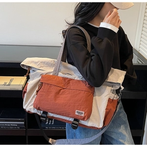 Grande borsa da viaggio in nylon bicolore rosso mattone e bianco con tracolla