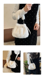 Détail du sac seau en fausse fourrure blanche avec cordon de serrage et fermoir en métal