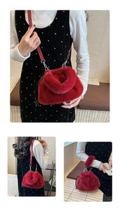 Détail du sac seau en fausse fourrure rouge avec cordon noir et crochets argentés