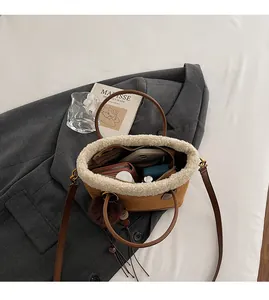 Vue intérieure du sac seau en suédine montrant l'espace pour téléphone et portefeuille