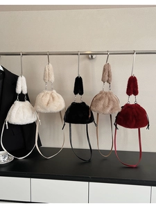 Détail de sacs seaux en peluche avec cordon en blanc beige noir marron et bordeaux