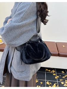 Gros plan du sac nuage en fausse fourrure noire avec cordon et détails argentés fins