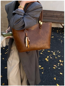 Sac cabas rétro en cuir marron foncé avec élégant pompon en perles de bois détails