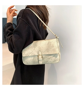 Sac à bandoulière rétro vert-gris à texture marbrée avec boucle sur le mannequin