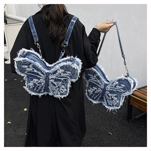 Dettaglio dello zaino a farfalla in denim blu con bordi sfrangiati e stile vintage