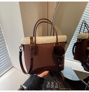 Détail du sac à main marron en daim avec bordure en peau de mouton et pompon en fourrure