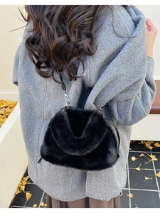 Détail du sac seau noir en fausse fourrure avec ferrures argentées sur le modèle
