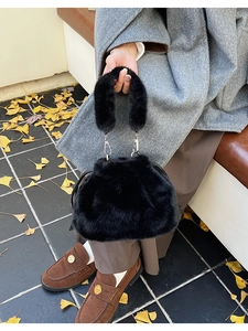 Détail de la texture en fausse fourrure et du fermoir argenté sur le sac seau noir