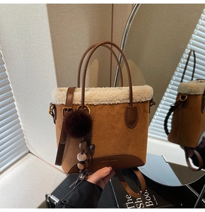 Détail du sac en daim marron avec bordure en laine de mouton et breloque décorative