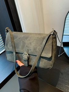 Sac bandoulière rétro vert foncé mat avec boucle métallique ronde décorative