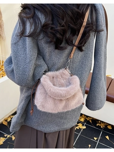 Détail du sac seau en peluche avec bandoulière en cuir et fermeture par cordon de serrage