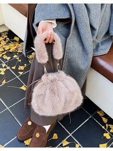 Détail de la texture pelucheuse et du cordon de serrage de ce sac seau en fausse fourrure