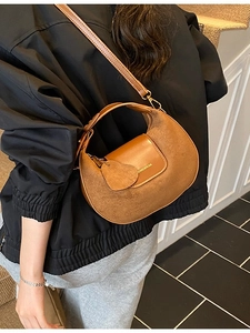 Retro brown half-moon crossbody bag with suede拼接 and heart pendant decoration
