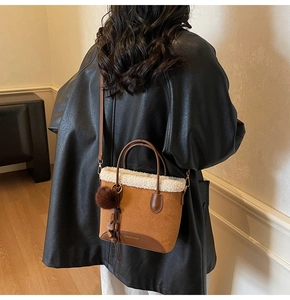 Sac cabas en daim marron avec bordure en fausse fourrure blanche porté par un mannequin