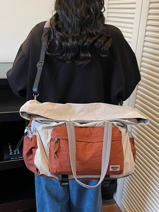 Grande borsa da viaggio in tela con design patchwork e tracolla regolabile per donna