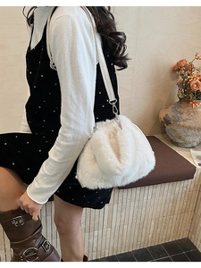 Sac à main nuage en peluche blanche avec texture en fausse fourrure et longue bandoulière