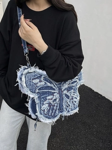 Borsa a spalla in denim a forma di farfalla con bordi sfrangiati e trama lavata blu