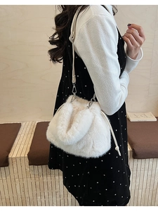 Vue détaillée du sac en fausse fourrure blanche avec cordon et sequins sur mannequin