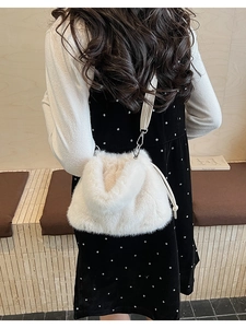 Gros plan d'un sac bandoulière en peluche blanche montrant la texture en fausse fourrure