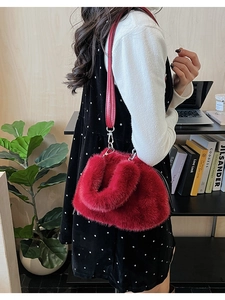 Détail du sac seau en fausse fourrure rouge avec cordon et fine bandoulière