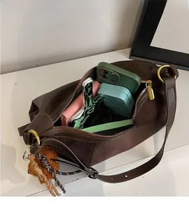 Sac bandoulière marron foncé avec intérieur spacieux pour maquillage et portefeuille