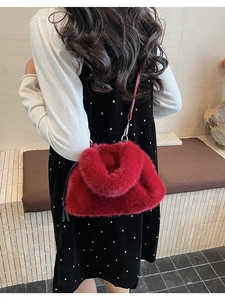 Détail du sac à bandoulière en fausse fourrure rouge avec texture pelucheuse douce