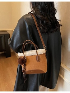 Sac fourre-tout en daim marron avec garniture en fausse fourrure blanche d'hiver