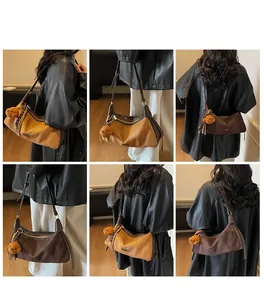 Vues détaillées du sac à bandoulière en cuir mat marron avec un joli porte-clés en ourson