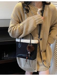 Sac rétro en daim noir avec bordure en peau de mouton et pompon marron pour l'automne