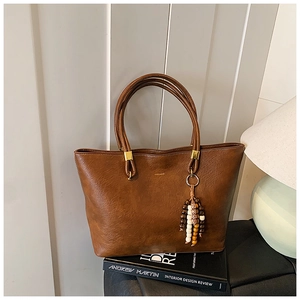 Détail du sac cabas vintage marron foncé avec perles en bois et longues lanières