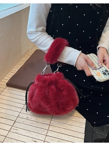 Détail du sac seau bordeaux en fausse fourrure avec cordon de serrage et texture douce