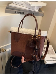 Sac à main vintage en daim marron avec bordure en peau de mouton et pompon chic