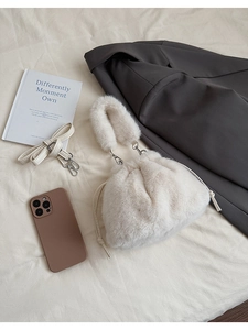 Détail du sac seau en fausse fourrure blanc cassé avec cordon de serrage et bandoulière