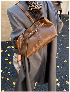 Détails du sac cabas en cuir marron vintage avec coutures blanches et boucle décorative