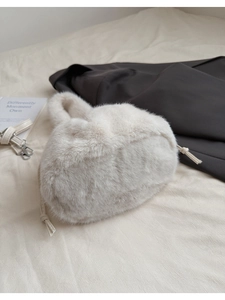 Détail du sac seau en fausse fourrure crème avec cordon et bandoulière amovible