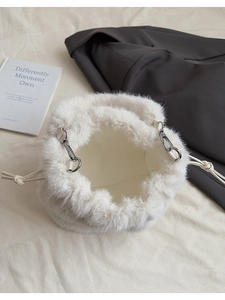 Vue de dessus du sac seau en fausse fourrure blanche avec cordon cuir et boucle argent