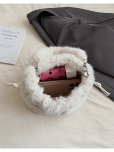 Vue de dessus du sac seau en fausse fourrure blanche montrant l'intérieur spacieux